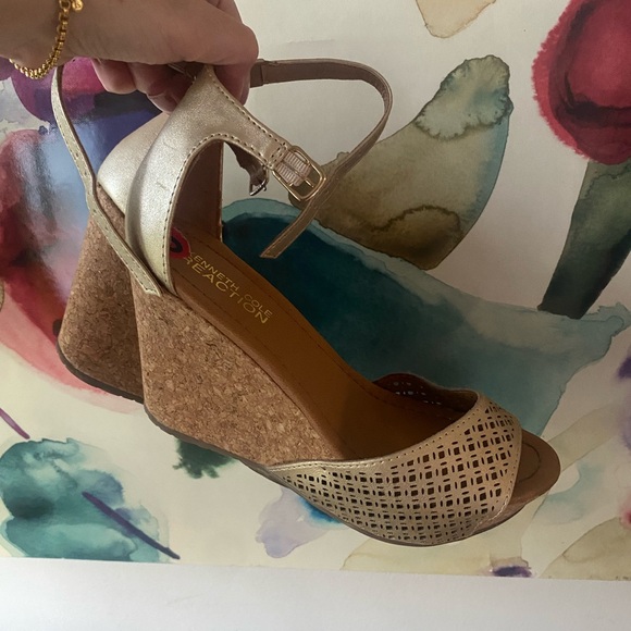 Kenneth Cole reaction, gold wedge sandals - Picture 2 of 8